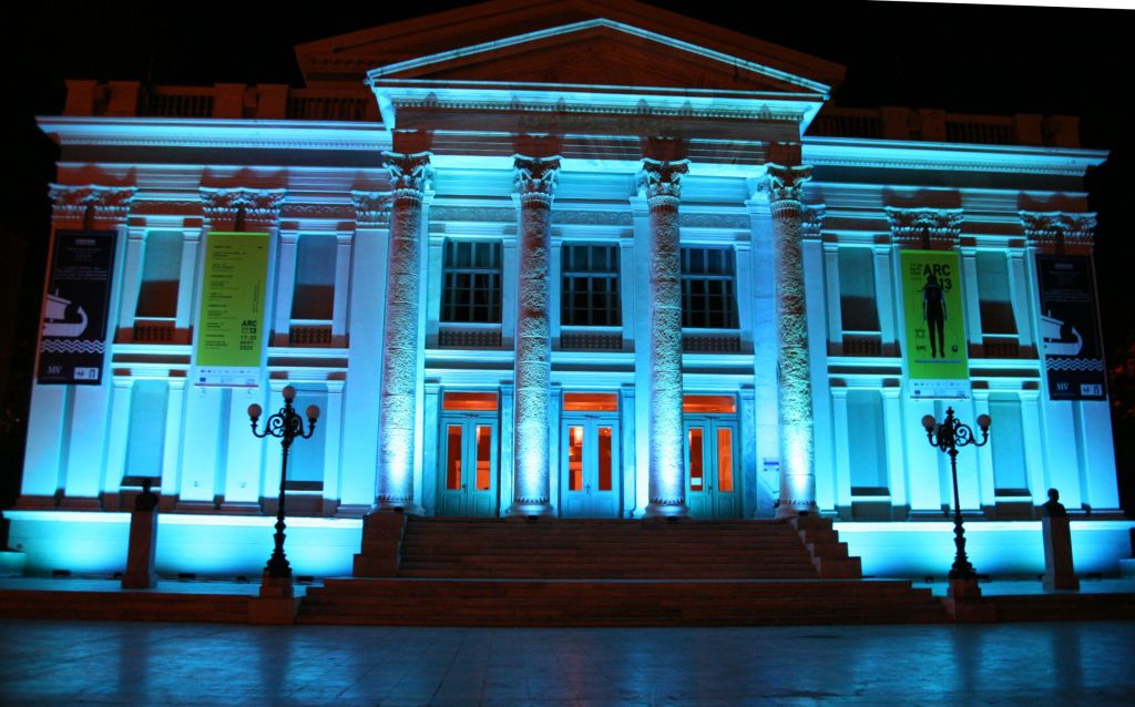 Δήμος Πειραιά : Στα μπλε φωταγωγήθηκε το Δημοτικό Θέατρο για τη δυσλεξία