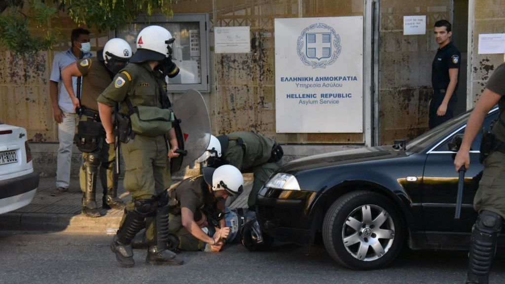 Επεισόδια σε συγκέντρωση έξω από το υπουργείο Προστασίας του Πολίτη