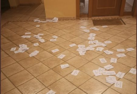 Συνθήματα και τρικάκια στο σπίτι του Πορτοσάλτε