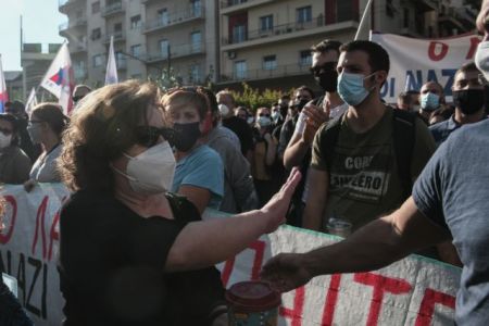 Δίκη Xρυσής Αυγής : Με χειροκροτήματα υποδέχτηκαν τη Μάγδα Φύσσα οι διαδηλωτές