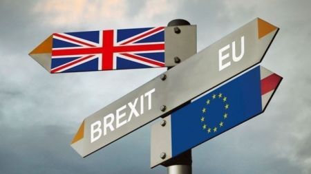 Brexit : Ρήτρα κυρώσεων στις εμπορικές διαπραγματεύσεις ζητούν οι 27