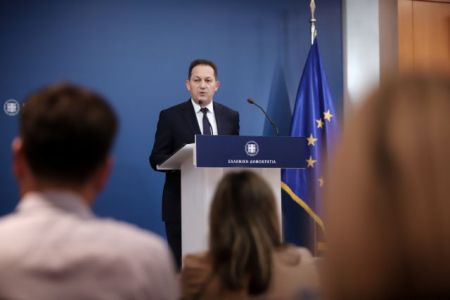 Η ενημέρωση από τον κυβερνητικό εκπρόσωπο Στέλιο Πέτσα (live)