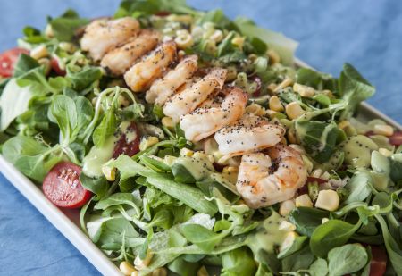 Πράσινη σαλάτα με πικάντικες γαρίδες