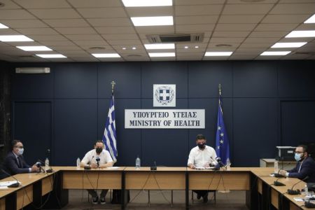 Κορωνοϊός – LIVE: Η ενημέρωση από Μαγιορκίνη και Χαρδαλιά