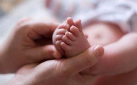 Νεκρό βρέφος με εγκαύματα – Συνελήφθησαν μητέρα και γιαγιά