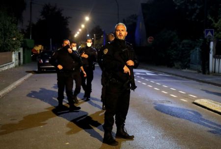 Παρίσι : Η στιγμή που ο δράστης της τρομοκρατικής επίθεσης πέφτει νεκρός