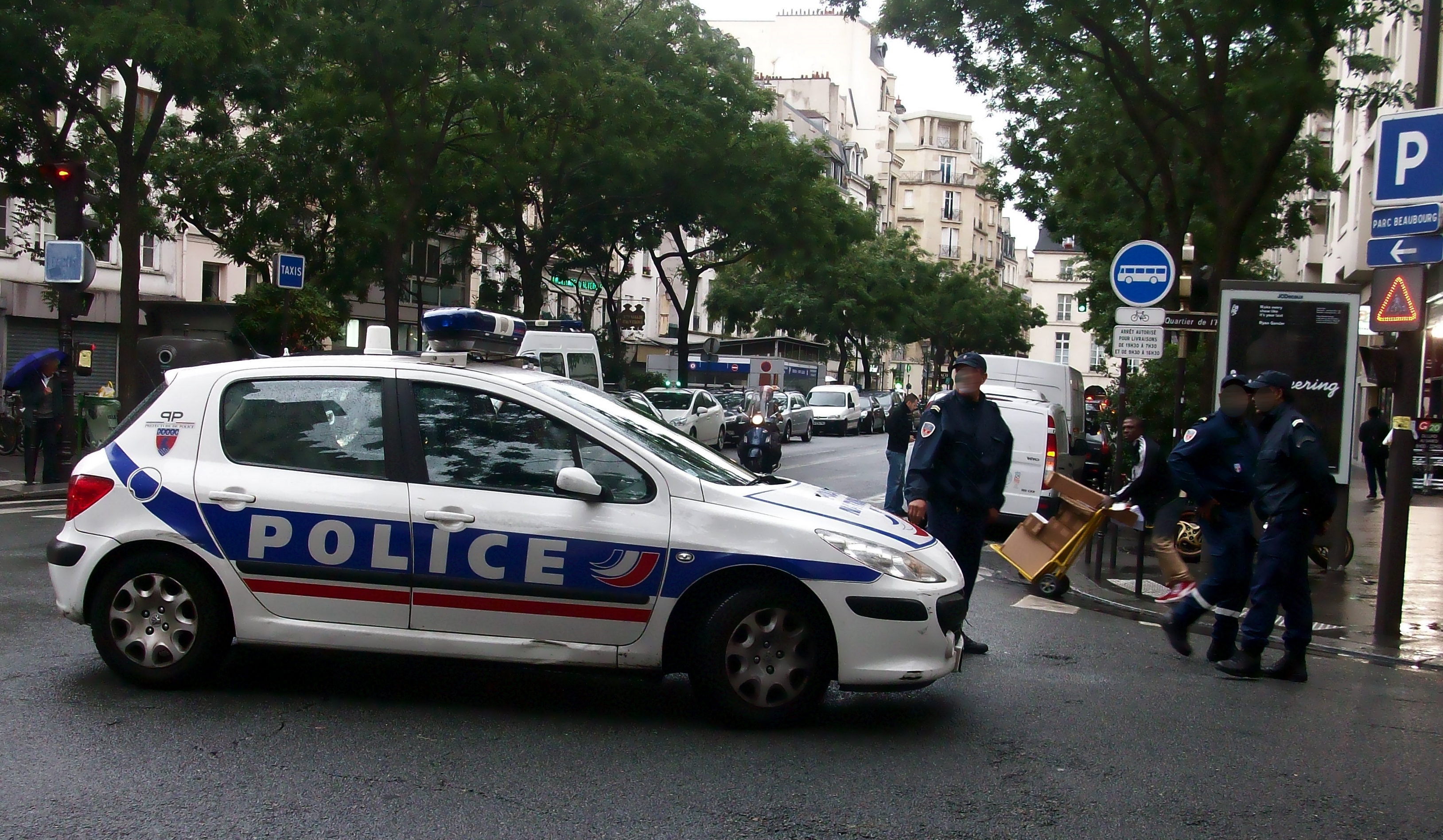 Συναγερμός στο Παρίσι: Ένοπλος αποκεφάλισε άνδρα