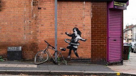Banksy : Έργο μου το κορίτσι με το χούλα-χουπ στο Νότιγχαμ