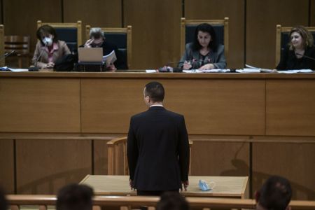 Δίκη Χρυσής Αυγής : Αναστολές και βραχιολάκια ζητάει το διευθυντήριο – Τη Δευτέρα η εισήγηση της εισαγγελέως