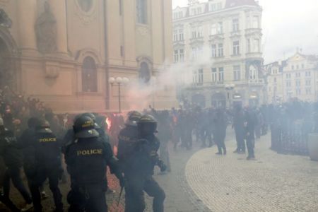 Τσεχία : Επεισόδια σε διαδήλωση κατά των μέτρων για τον κορωνοϊό