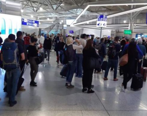 Κορωνοϊός : Συνωστισμός στο αεροδρόμιο