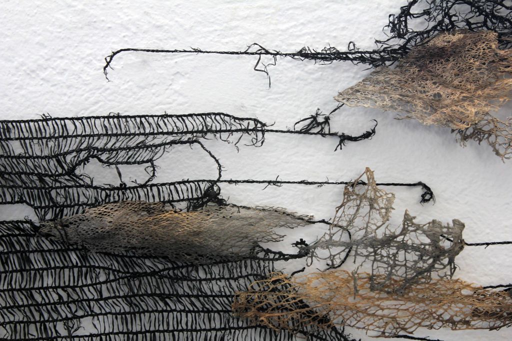 Κατερίνα Κατσιφαράκη: Πλέκοντας το ΝΗ.Μ.Α. της μνήμης στο Μουσείο Μπενάκη