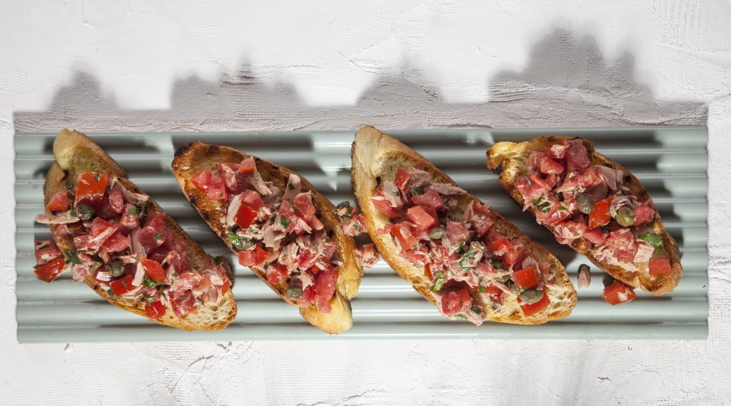 Μπρουσκέτες με ταρτάρ ντομάτας και τόνο