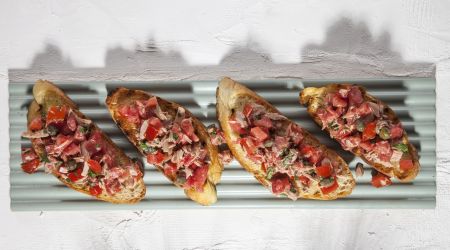 Μπρουσκέτες με ταρτάρ ντομάτας και τόνο