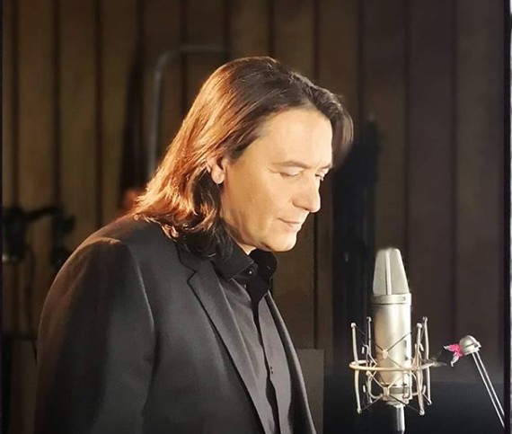 Ο Γιάννης Κότσιρας μιλάει στο MEGA για το «καταγγελτικό» νέο του τραγούδι «Κοίτα γύρω»
