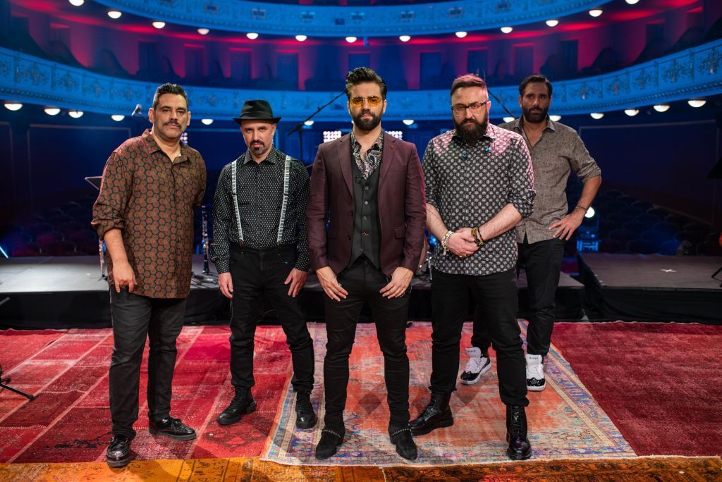 «Σπίτι με το MEGA» : Οι ONIRAMA γιορτάζουν τα 20 χρόνια τους με Παπαρίζου και Πυροβολάκη