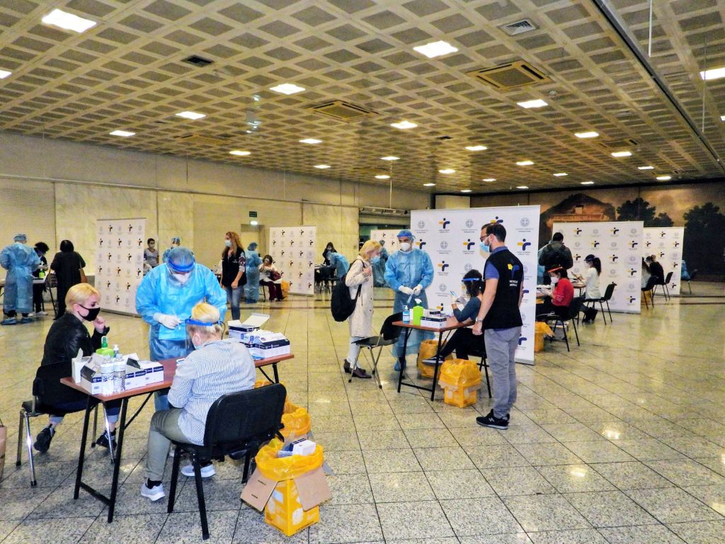 Πάνω από 2.000 πολίτες έσπευσαν για rapid test στο μετρό του Συντάγματος