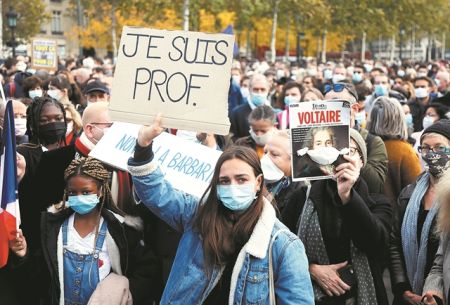 Η Γαλλία ορθώνει τείχος προστασίας στο κοσμικό κράτος