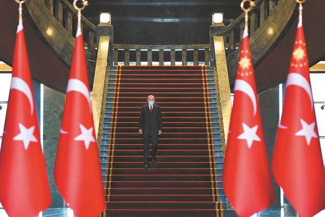 Ρωγμές στην «παντοκρατορία» Ερντογάν