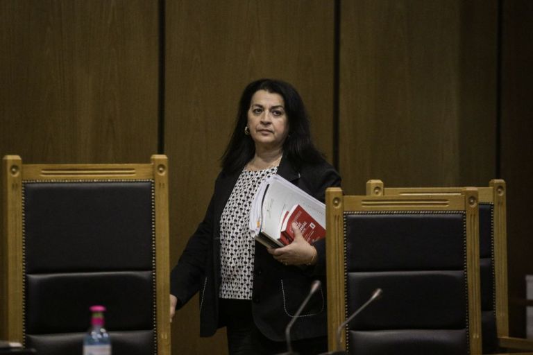 Guardian : Στην περίπτωση της Χρυσής Αυγής, η δικαιοσύνη ήταν γένους θηλυκού | tovima.gr
