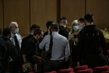 Δίκη Χρυσής Αυγής: Συνελήφθησαν όσοι καταδικασθέντες ήταν στο δικαστήριο