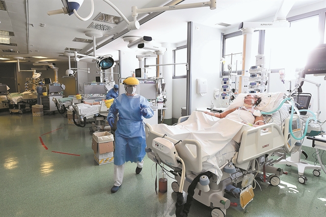 Κορωνοϊός: Επιστρέφει ο εφιάλτης στην Ιταλία – Ανοίγει πάλι το «νοσοκομείο Covid» | tovima.gr