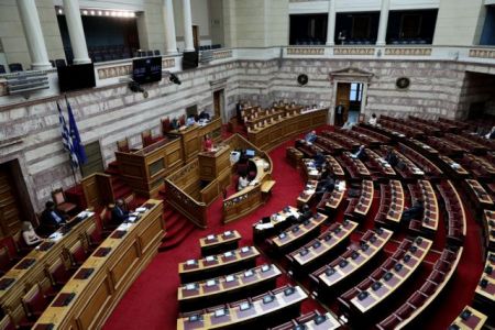 Βουλή : Τρία «ναι» και τρία «όχι» από τα κόμματα στο νομοσχέδιο για την ψήφο των αποδήμων