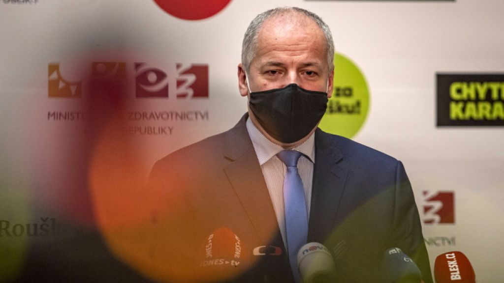 Τσεχία : «Ξήλωσαν» τον υπουργό Υγείας – Πιάστηκε να παραβιάζει τα μέτρα για τον κορωνοϊό