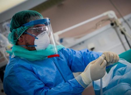 Κορωνοϊός : Καλπάζει η πανδημία με 1.259 κρούσματα, 102 διασωληνωμένους και 12 νεκρούς