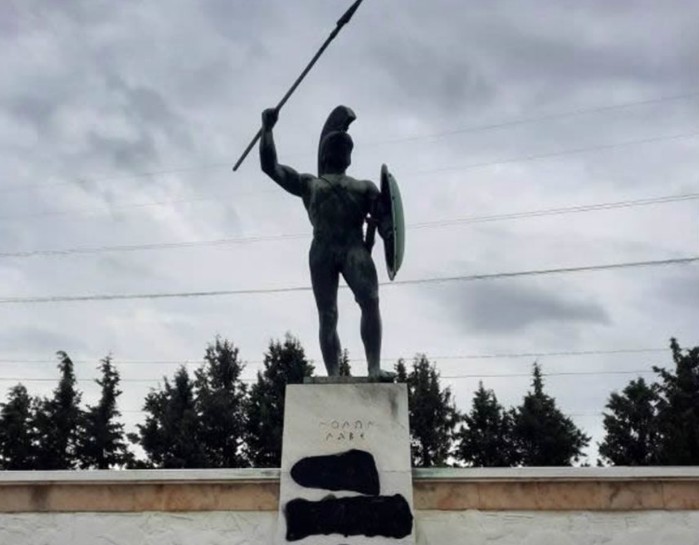 28ης Οκτωβρίου: Βεβήλωσαν το άγαλμα του Λεωνίδα στις Θερμοπύλες | tovima.gr