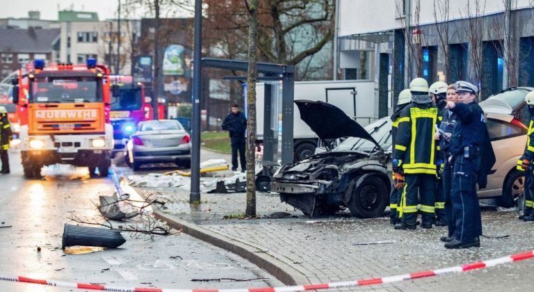 Συναγερμός στη Γερμανία : Αυτοκίνητο έπεσε πάνω σε πεζούς στη Γερμανία | tovima.gr