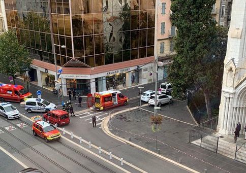 Συναγερμός στη Γαλλία : Επίθεση με μαχαίρι στη Νίκαια – Τρεις οι νεκροί – Αποκεφαλίστηκε γυναίκα