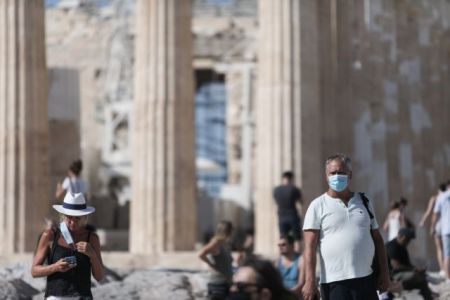 Κορωνοϊός: Σχολαστικοί στη χρήση μάσκας οι Αθηναίοι