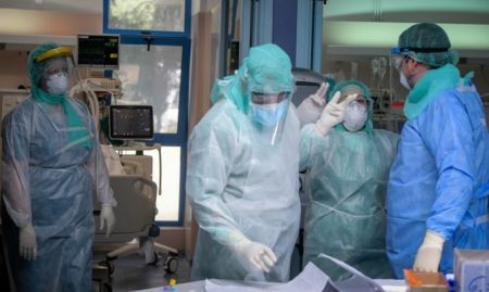 Κορωνοϊός : Υπό ασφυκτική πίεση το ΕΣΥ – Αγγίζουν τους 1.000 οι νοσηλευόμενοι