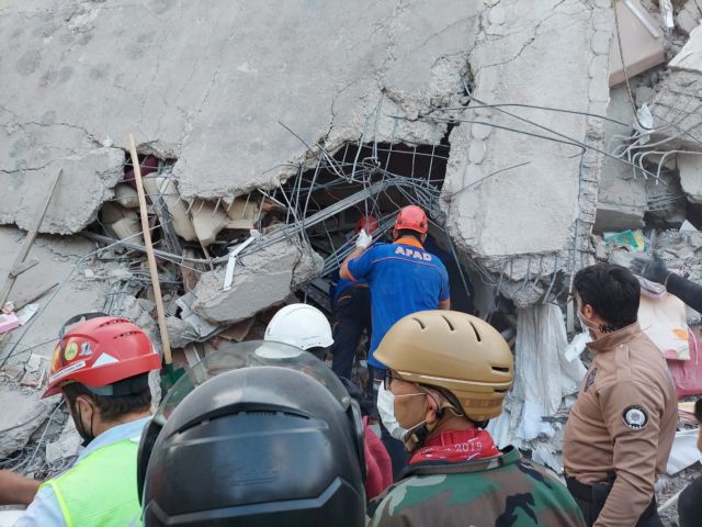 Σεισμός – Σμύρνη : Μεγαλώνει η λίστα των θυμάτων – Ξεπερνούν τους 400 οι τραυματίες