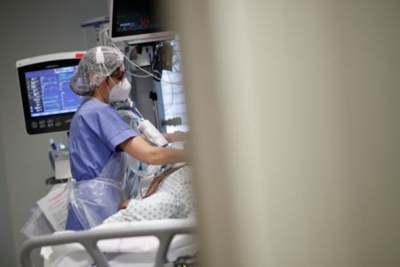 Κορωνοϊός : Πιέζονται τα νοσοκομεία – Αυξάνονται δραματικά οι διασωληνωμένοι