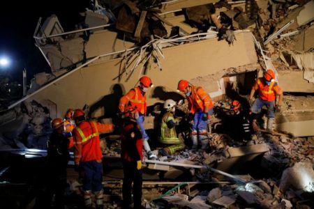Σεισμός – Σμύρνη : Μάχη με το χρόνο για τους εγκλωβισμένους – Μεγαλώνει η λίστα νεκρών και τραυματιών