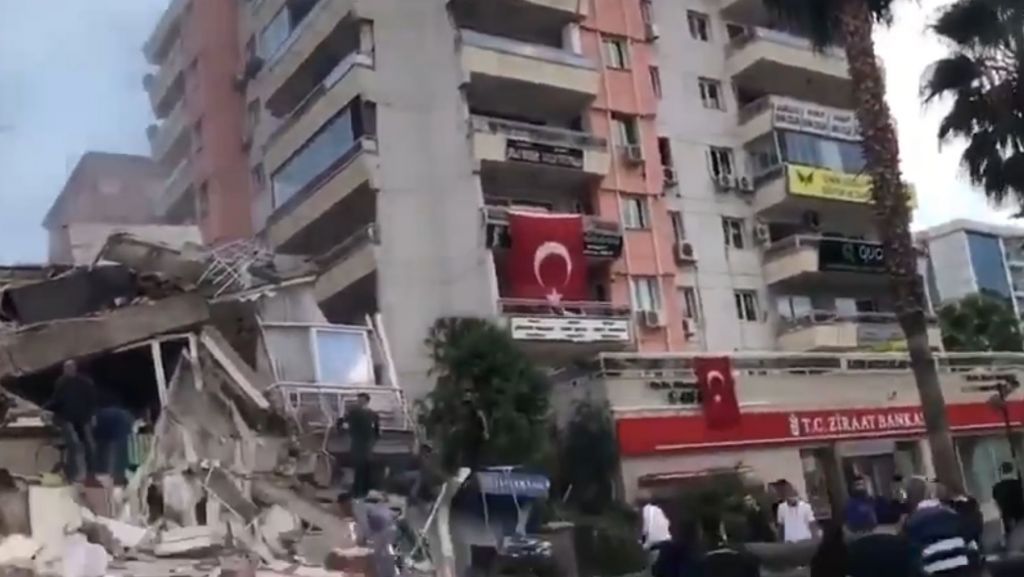 Σεισμός : Συγκλονιστικά βίντεο από τις καταστροφές στη Σμύρνη