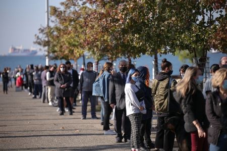Κορωνοϊός : Έκρηξη κρουσμάτων σε Θεσσαλονίκη και Αττική