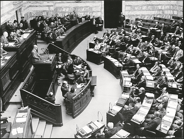 Ο γόρδιος δεσμός της απαγόρευσης πολιτικών κομμάτων