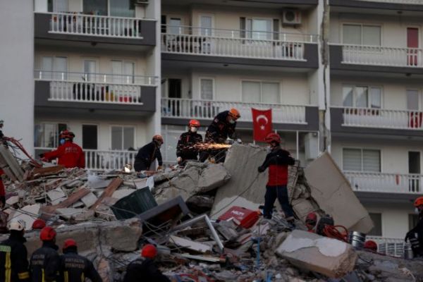 Σεισμός : Η Σμύρνη μετράει τις πληγές της – 24 νεκροί και πάνω από 800 τραυματίες