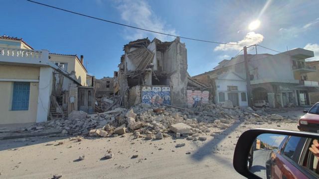 Νύχτα αγωνίας στη Σάμο – Σε σκηνές και αυτοκίνητα οι κάτοικοι υπό το φόβο νέου σεισμού