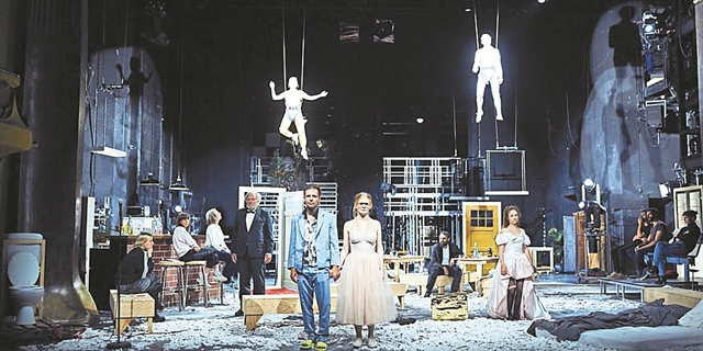 Παράσταση με φαγητό, κρασί και χορό