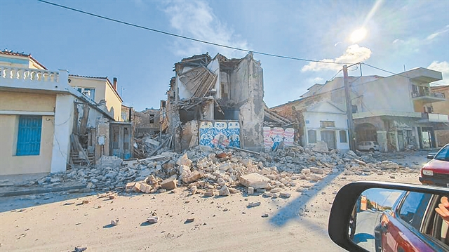 Βαθιές οι πληγές από τον φονικό σεισμό των 6,7 ρίχτερ