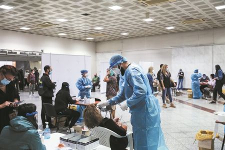 Κορωνοϊός : Πρώτη καταγραφή μείωσης των εβδομαδιαίων κρουσμάτων ύστερα από 5 μήνες [πίνακας]