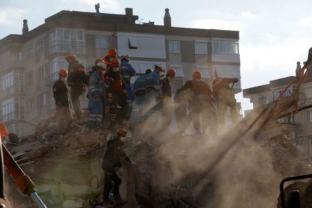 Σεισμός – Σμύρνη : Η συγκλονιστική στιγμή που 70χρονος ανασύρεται ζωντανός
