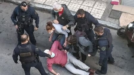 Αστυνομική επίθεση κατά στελεχών του καταγγέλλει το Σοσιαλιστικό Εργατικό Κόμμα (ΣΕΚ)