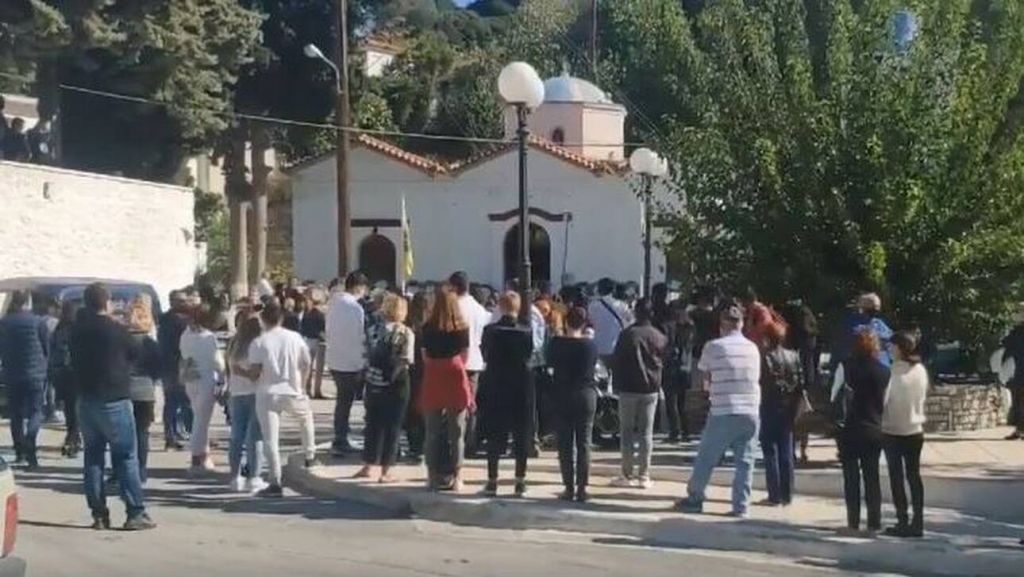 Σεισμός – Σάμος : Θρήνος στο τελευταίο αντίο της 15χρονης Κλαίρης – Στα λευκά ντυμένοι οι συμμαθητές της