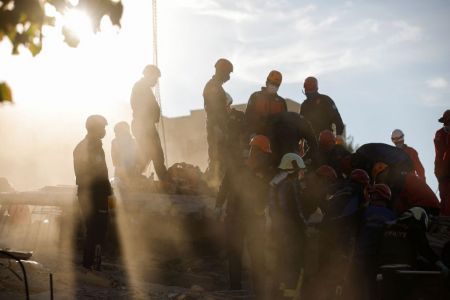 Σμύρνη : Στους 62 οι νεκροί από τον σεισμό –  Σβήνουν οι ελπίδες για επιζώντες
