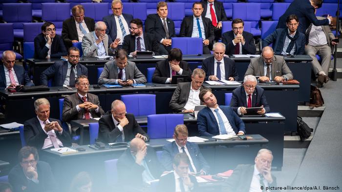 Τέρμα “στη δικτατορία του κορωνοϊού” ζητά η AfD